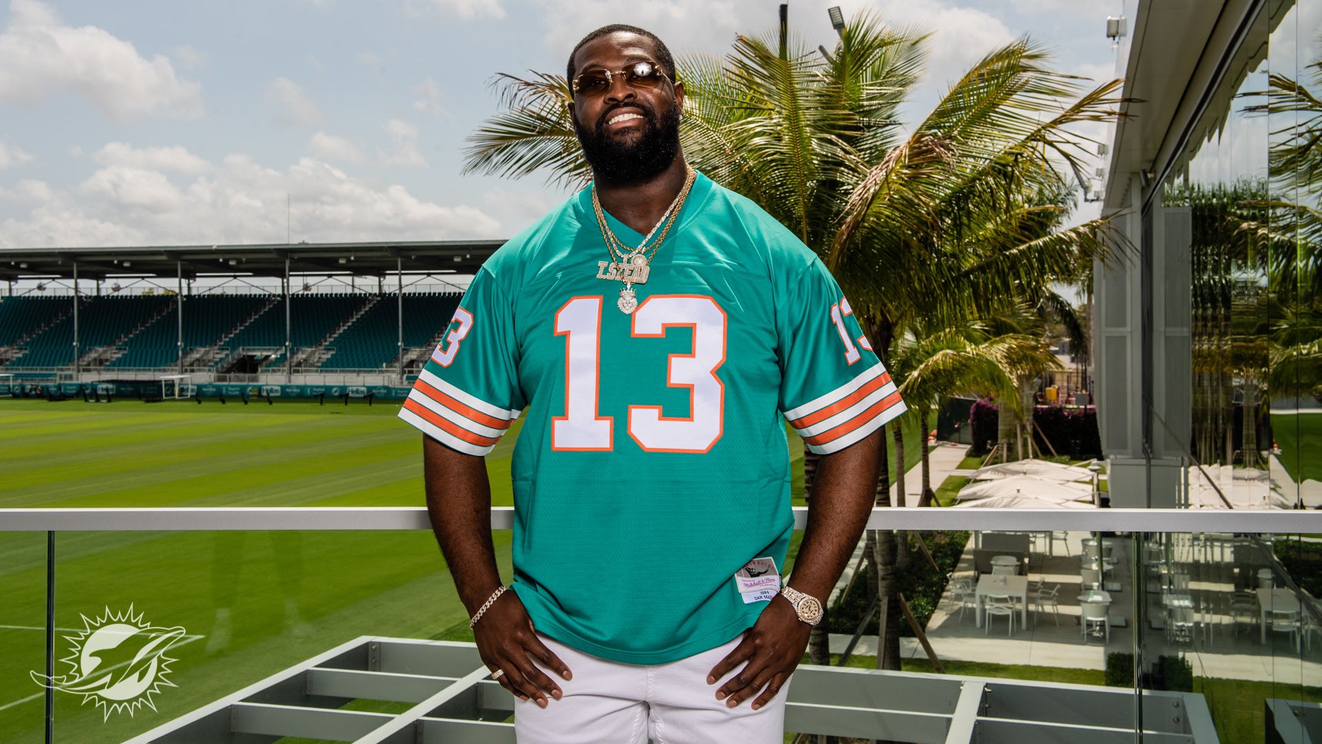 Terron Armstead, nuevo Left Tackle de los Dolphins, llega a las instalaciones del equipo