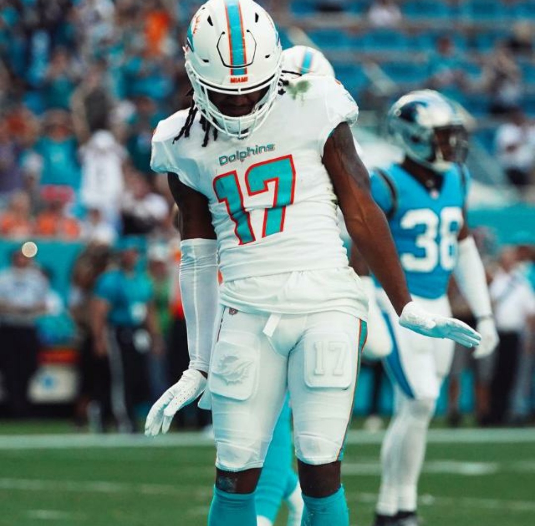Jaylen Waddle festejando como pingüino contra Carolina Panthers